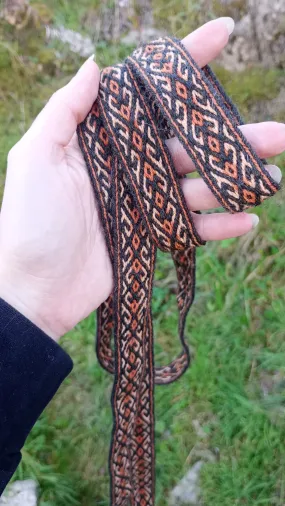 Tablet woven belt with romantic autumn pattern